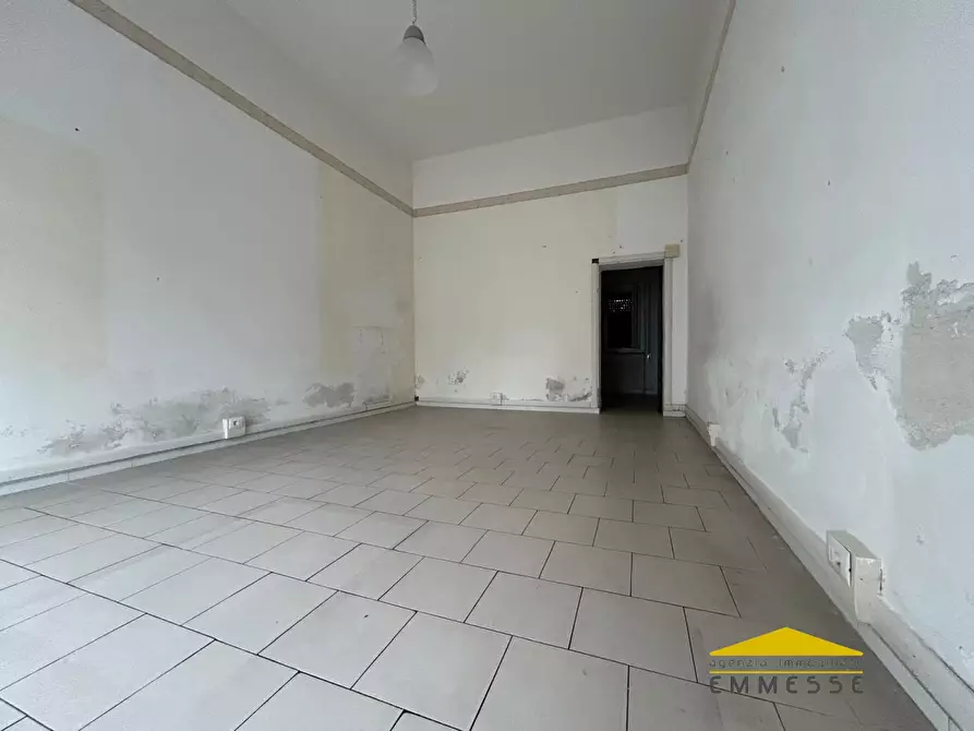 Immagine 2 di Negozio in affitto  a Massa