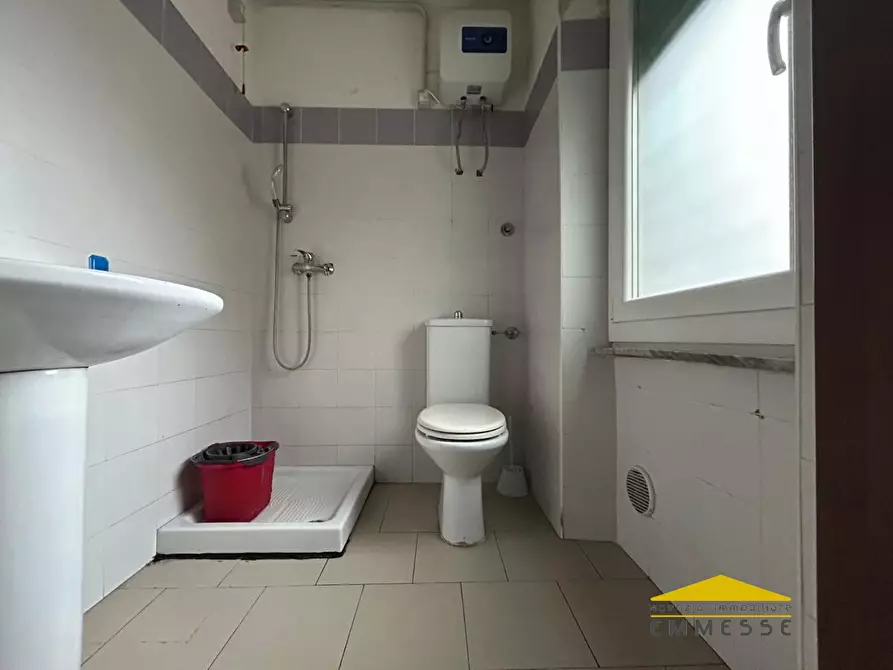 Immagine 4 di Negozio in affitto  a Massa