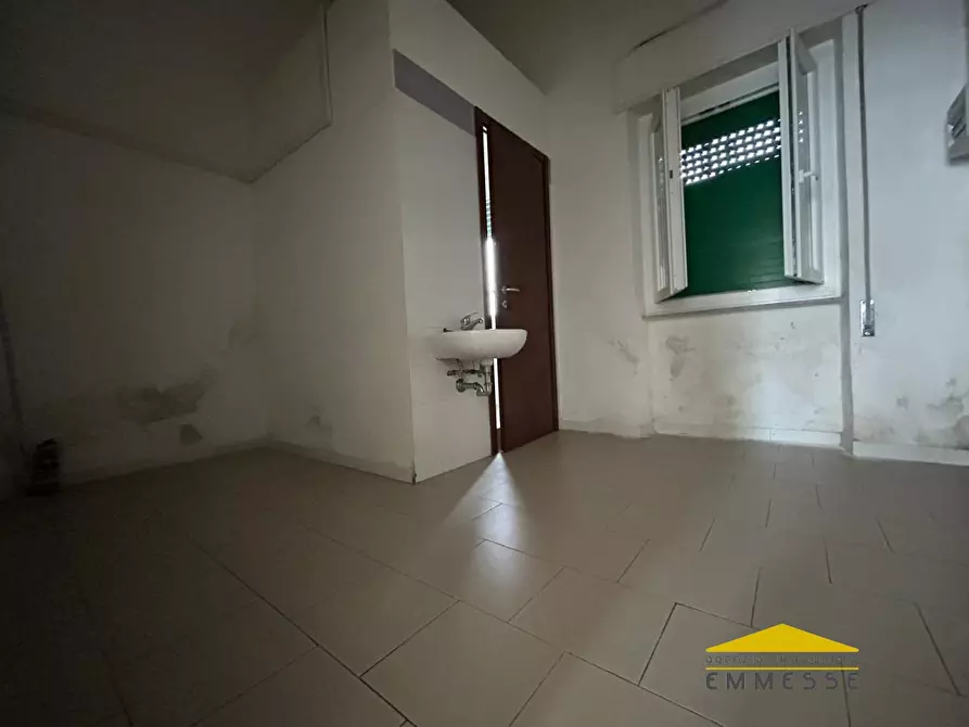 Immagine 3 di Negozio in affitto  a Massa