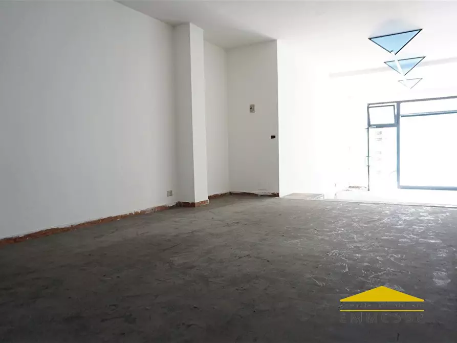 Immagine 7 di Negozio in affitto  a Carrara