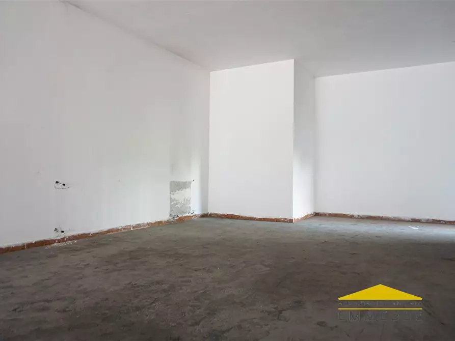 Immagine 1 di Negozio in affitto  a Carrara