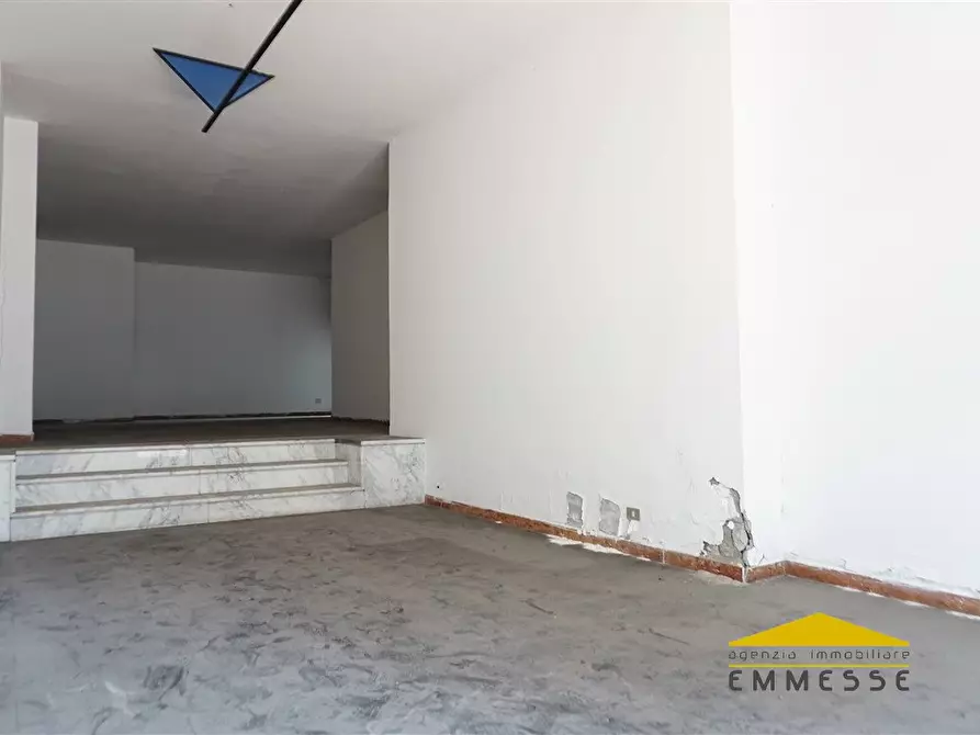 Immagine 3 di Negozio in affitto  a Carrara