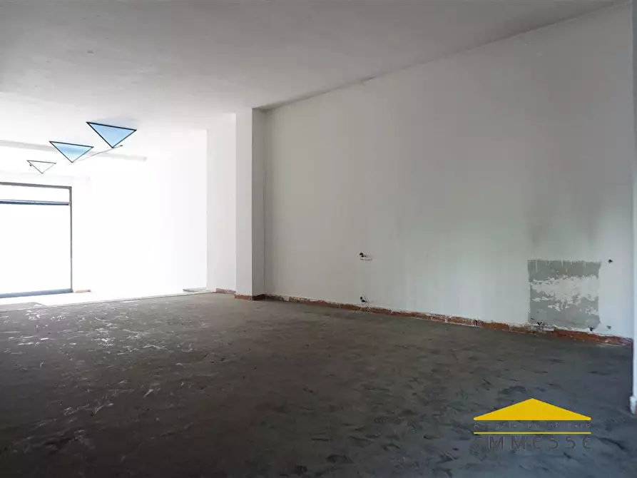 Immagine 6 di Negozio in affitto  a Carrara