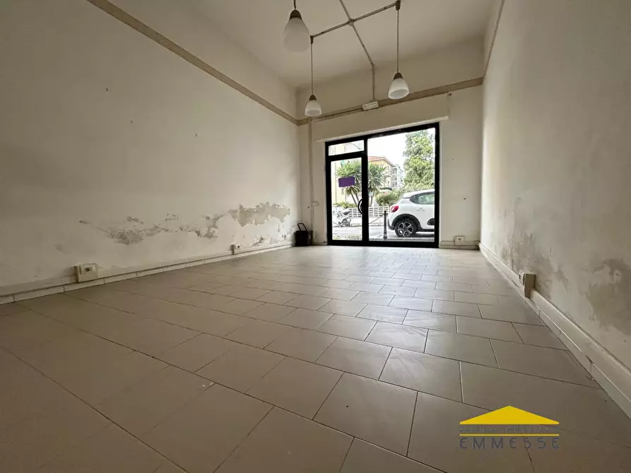 Immagine 1 di Negozio in affitto  a Massa