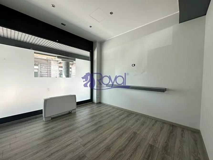 Immagine 5 di Negozio in affitto  a Parabiago