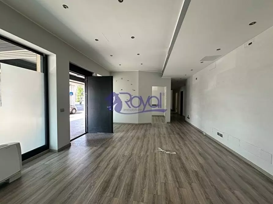 Immagine 1 di Negozio in affitto  a Parabiago