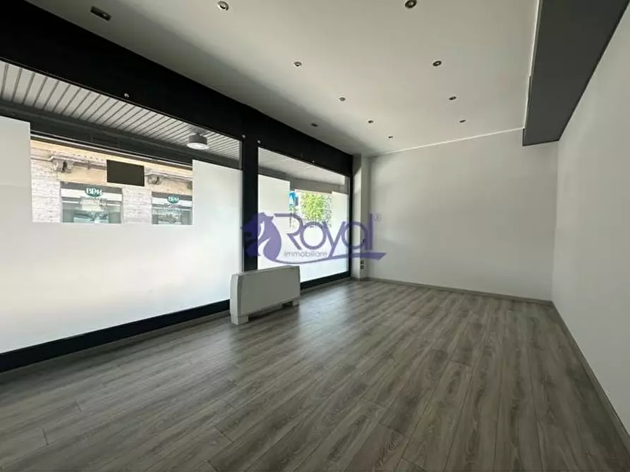 Immagine 6 di Negozio in affitto  a Parabiago