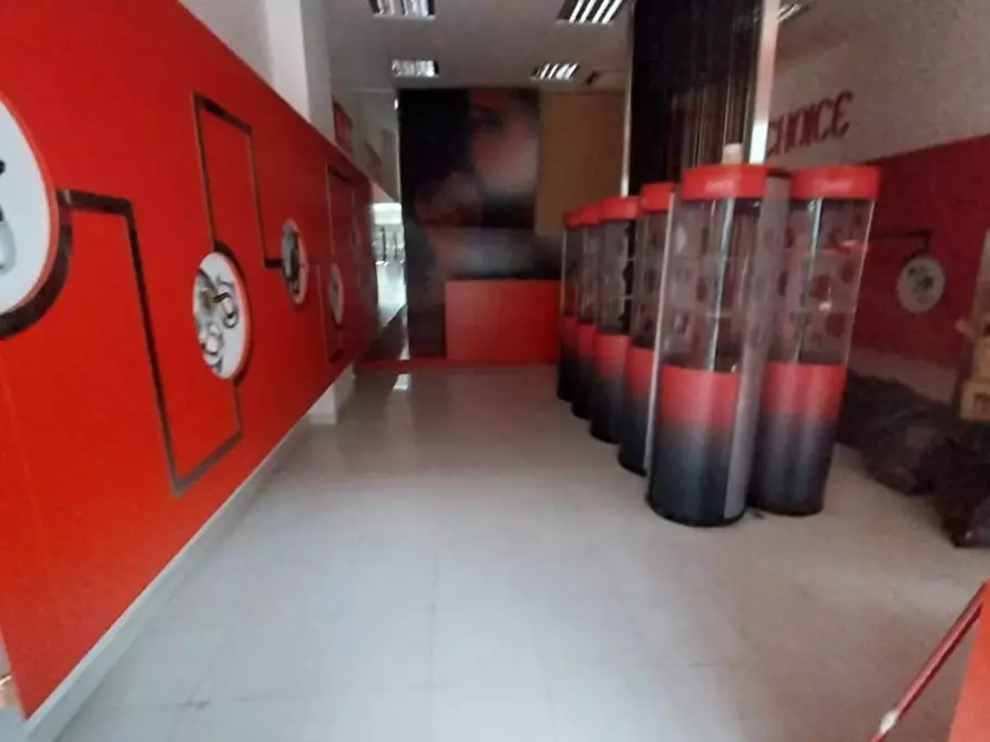 Immagine 2 di Negozio in affitto  a Marcianise