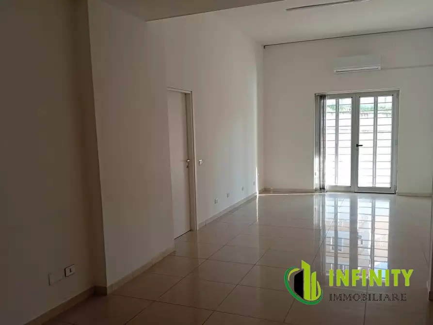 Immagine 10 di Negozio in affitto  82f a Matera