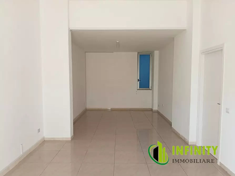 Immagine 7 di Negozio in affitto  82f a Matera