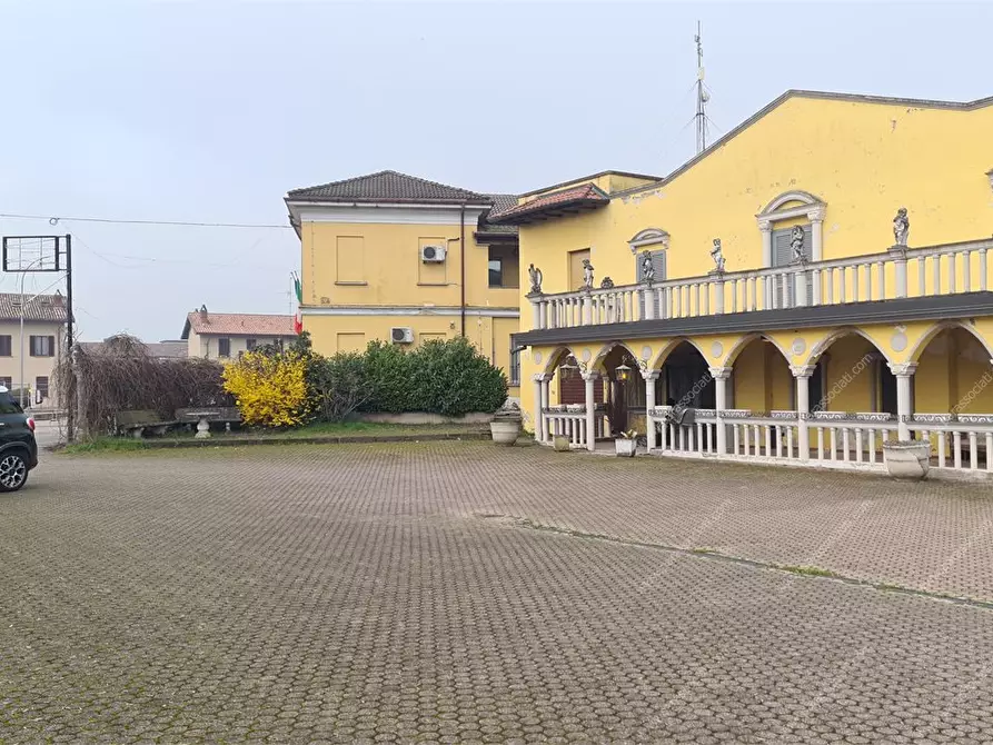 Immagine 1 di Negozio in affitto  2 a Vernate