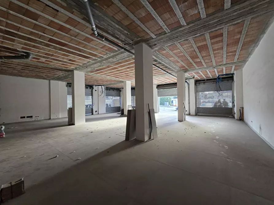 Immagine 8 di Negozio in affitto  60 a Volla