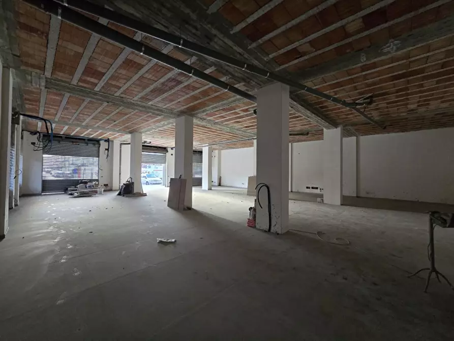 Immagine 6 di Negozio in affitto  60 a Volla