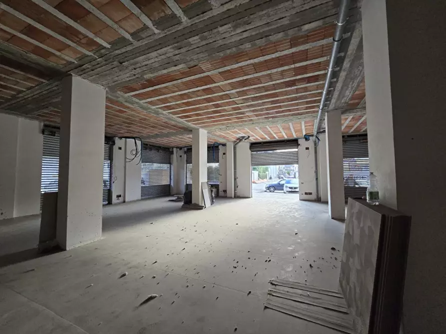 Immagine 9 di Negozio in affitto  60 a Volla