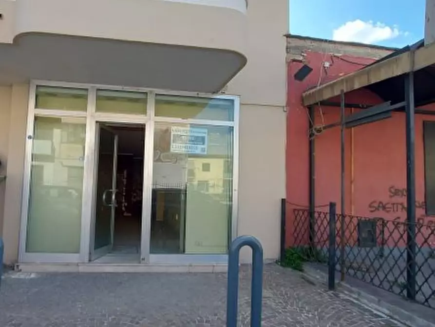 Immagine 1 di Negozio in affitto  a Caivano