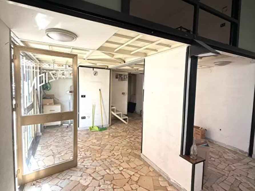 Immagine 5 di Negozio in affitto  a Casoria