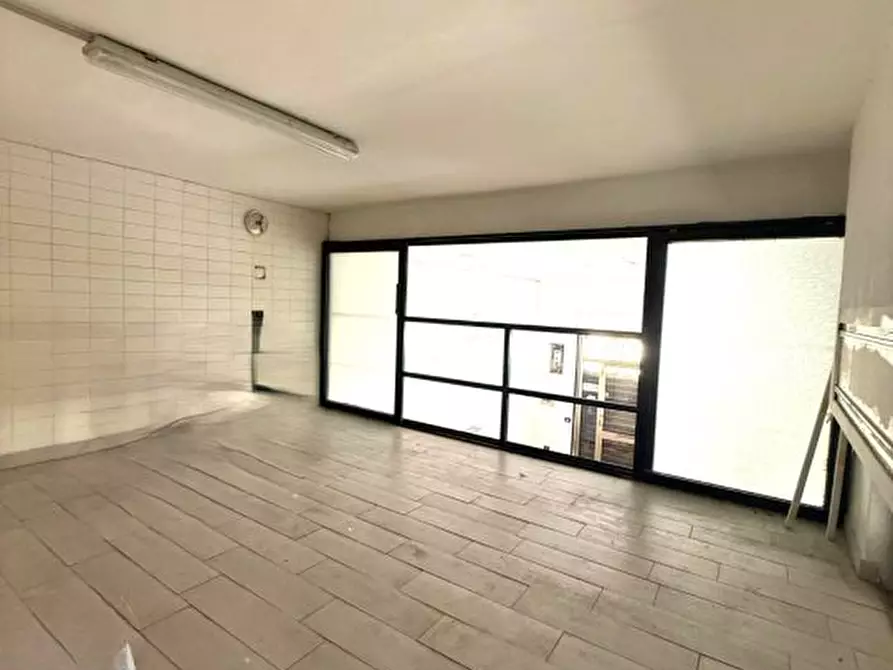 Immagine 9 di Negozio in affitto  a Casoria