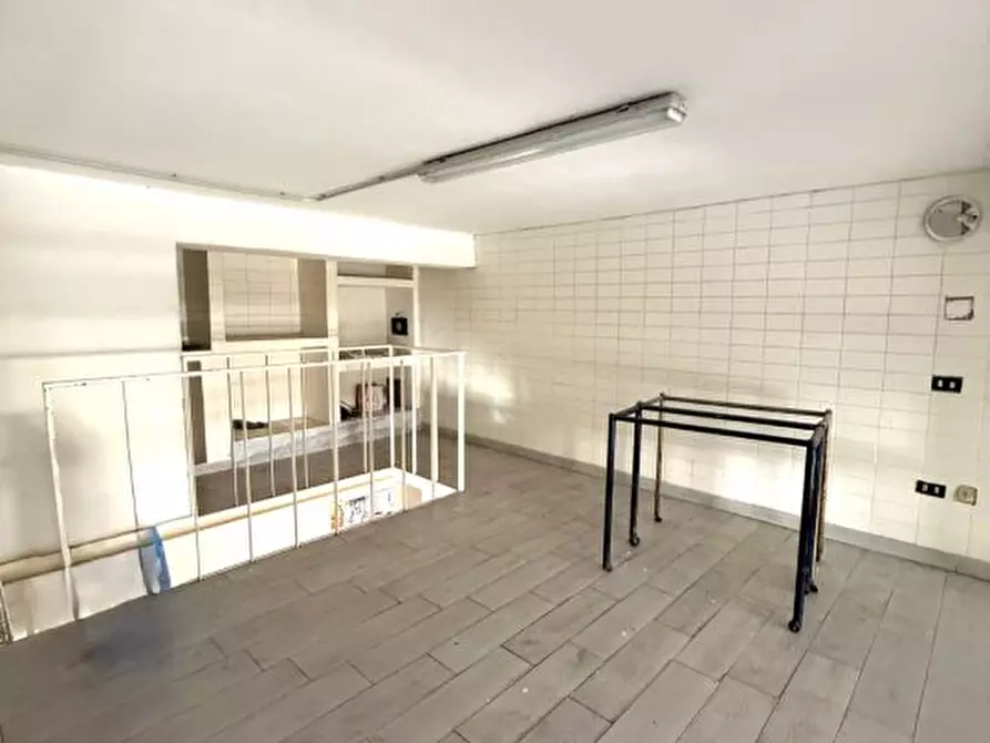 Immagine 10 di Negozio in affitto  a Casoria