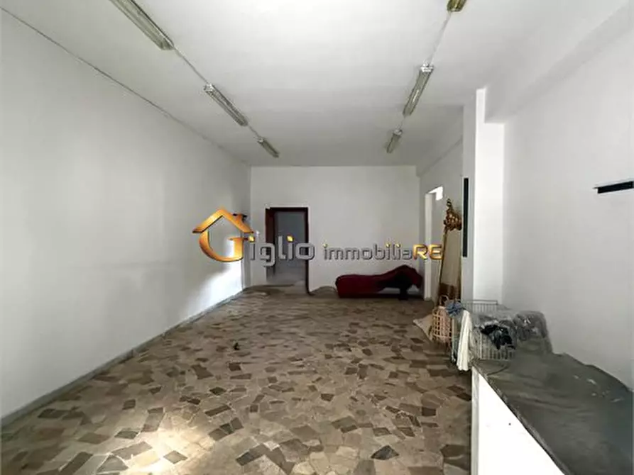 Immagine 2 di Negozio in affitto  a Caivano