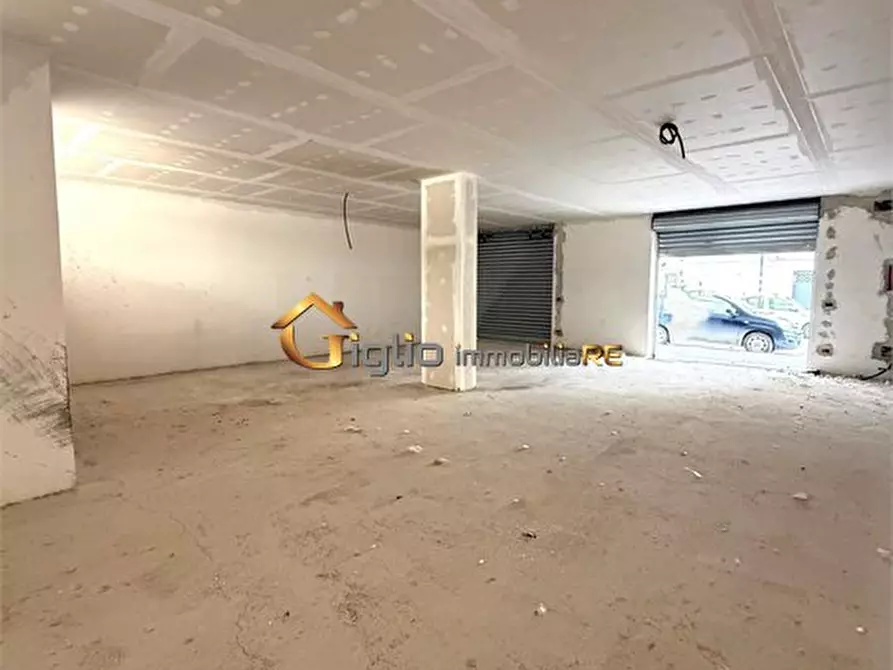 Immagine 4 di Negozio in affitto  a Cardito