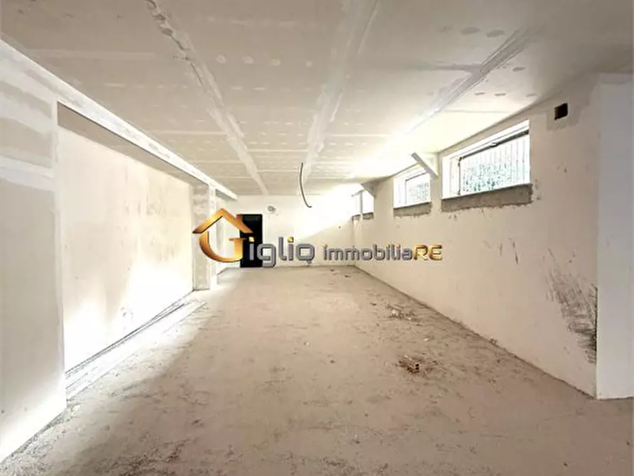 Immagine 2 di Negozio in affitto  a Cardito