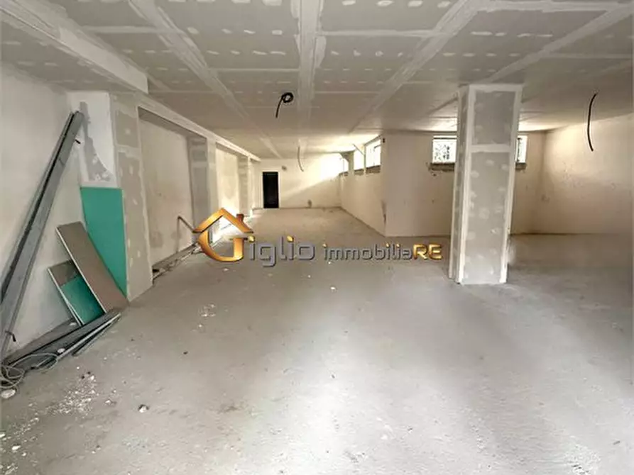 Immagine 1 di Negozio in affitto  a Cardito