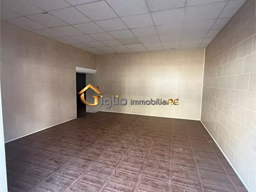 Immagine 1 di Negozio in affitto  a Afragola