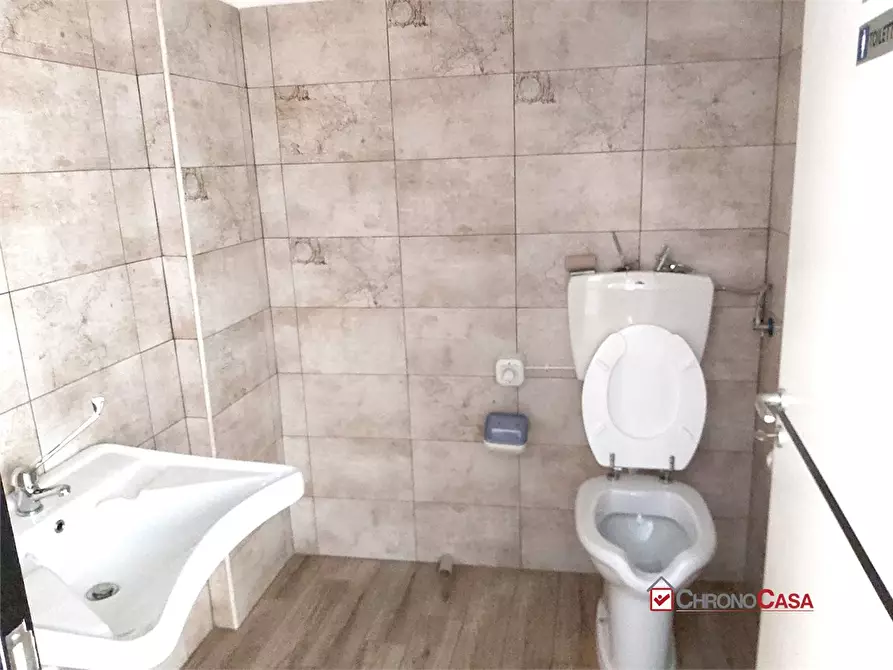Immagine 9 di Negozio in affitto  a Messina