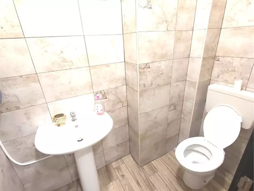 Immagine 10 di Negozio in affitto  a Messina