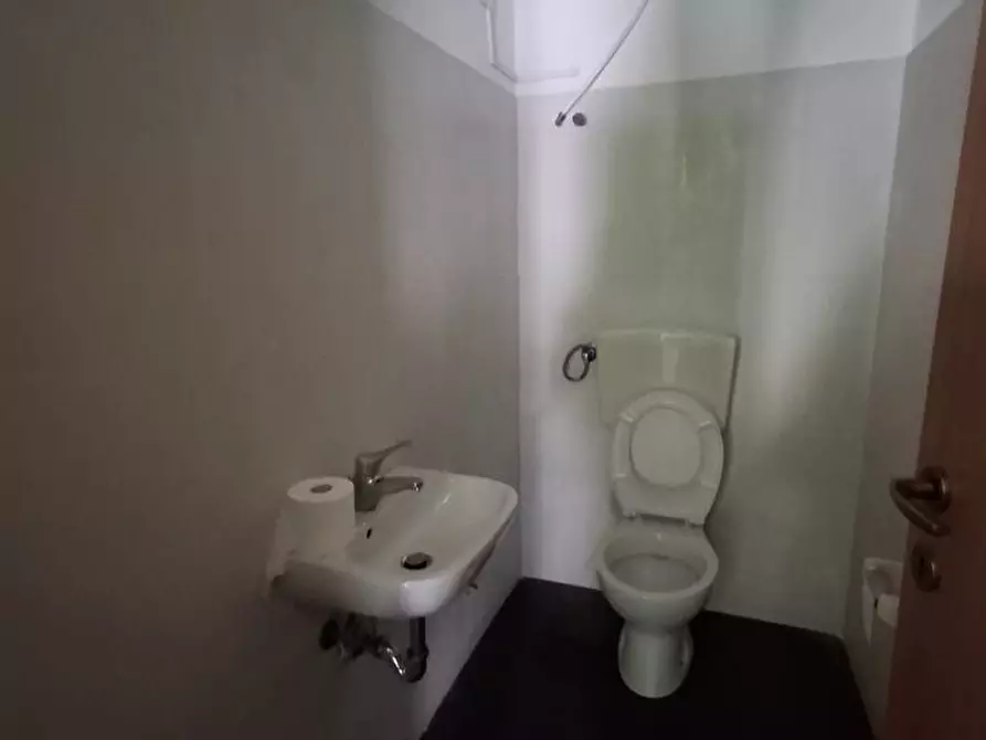 Immagine 10 di Negozio in affitto  a Messina