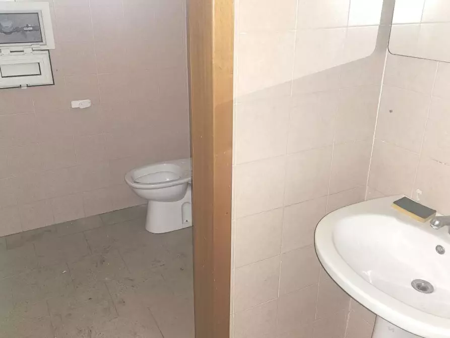 Immagine 10 di Negozio in affitto  a Casoria