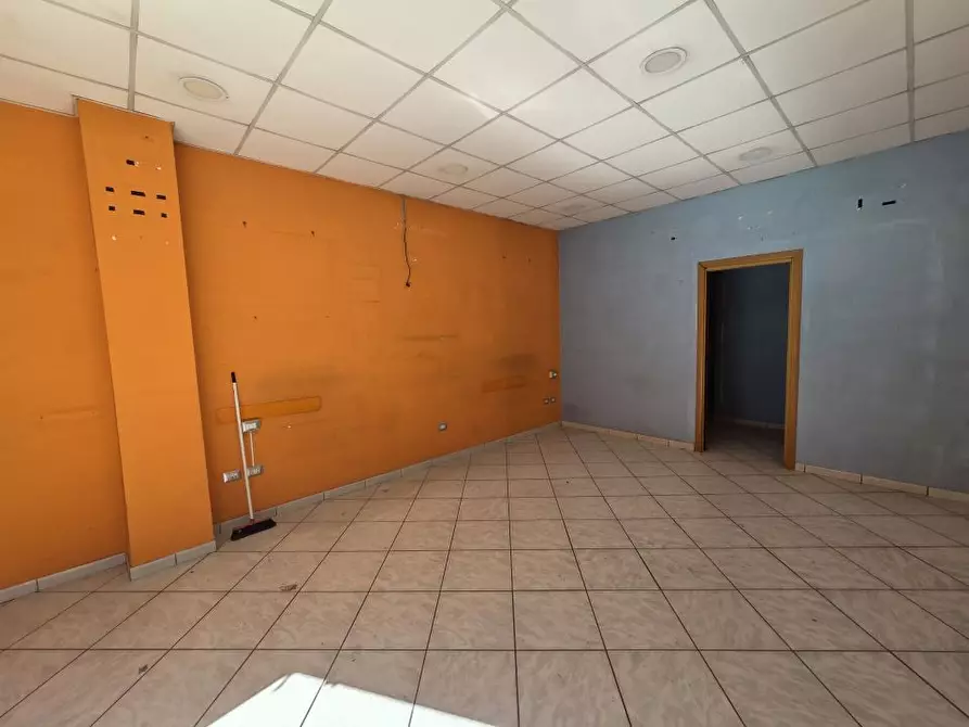 Immagine 1 di Negozio in affitto  70 a Casoria