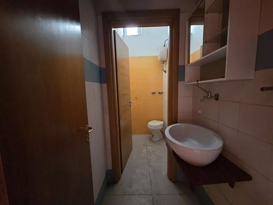 Immagine 4 di Negozio in affitto  70 a Casoria