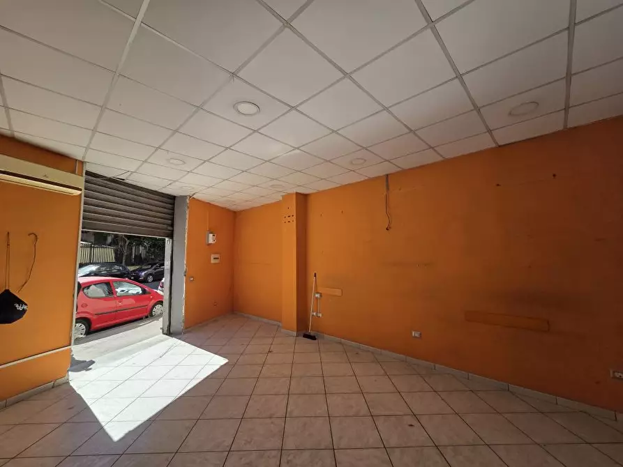 Immagine 2 di Negozio in affitto  70 a Casoria