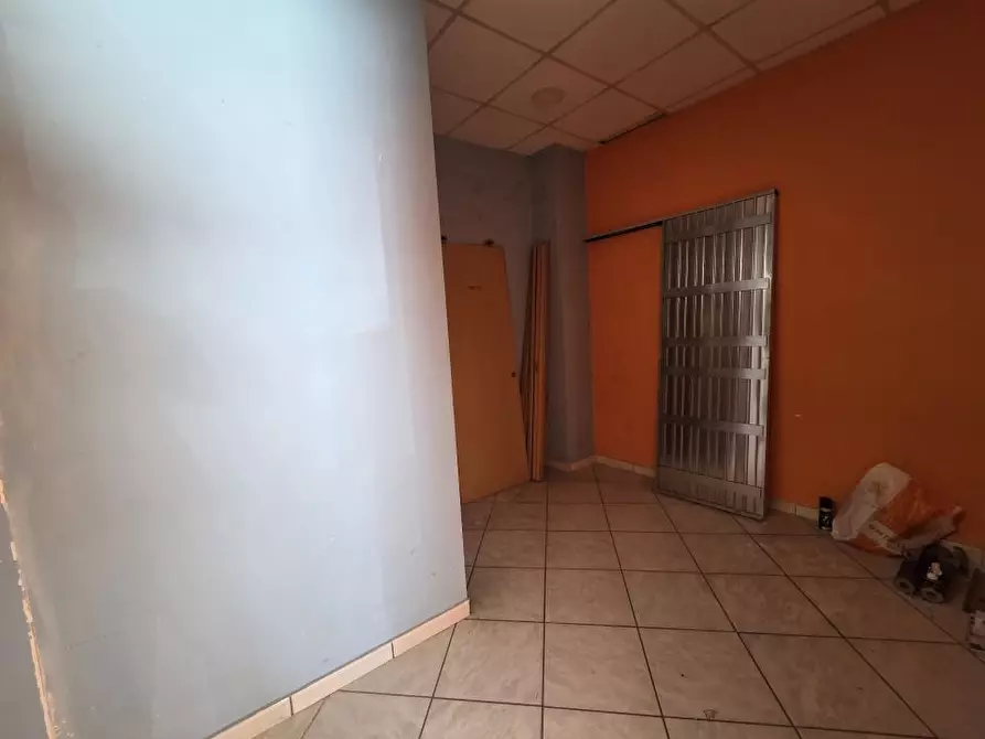 Immagine 3 di Negozio in affitto  70 a Casoria