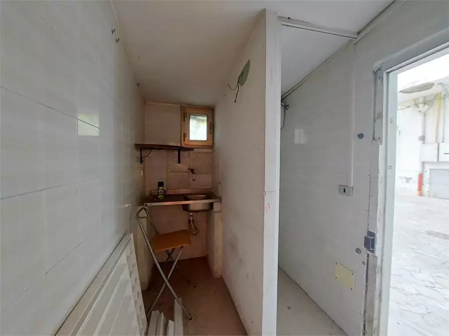 Immagine 6 di Negozio in affitto  64 a Afragola