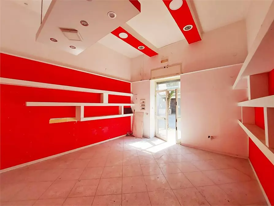 Immagine 2 di Negozio in affitto  64 a Afragola