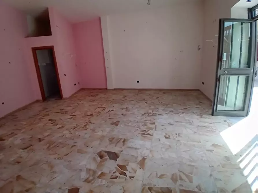 Immagine 2 di Negozio in affitto  a Casalnuovo Di Napoli