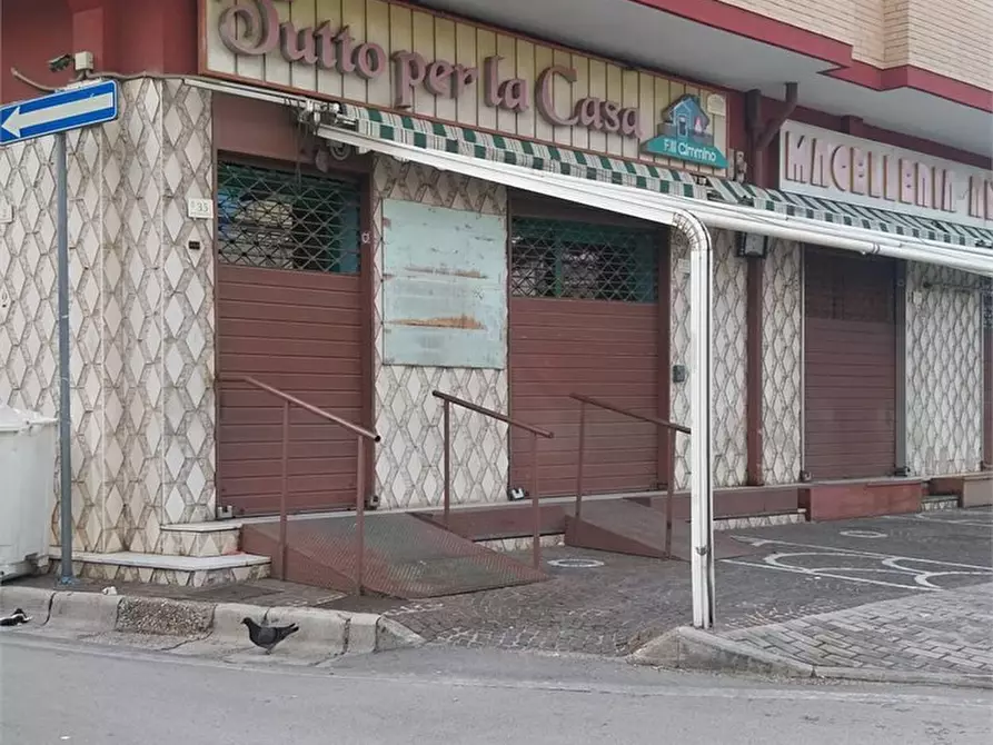 Immagine 3 di Negozio in affitto  a Crispano