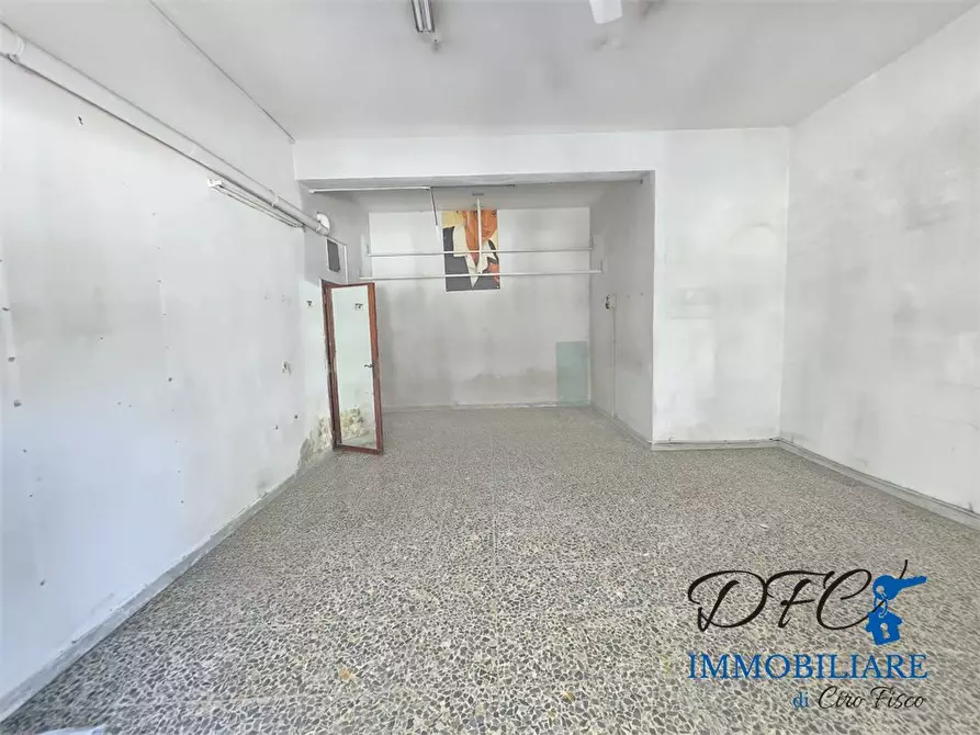 Immagine 1 di Negozio in affitto  a Casavatore