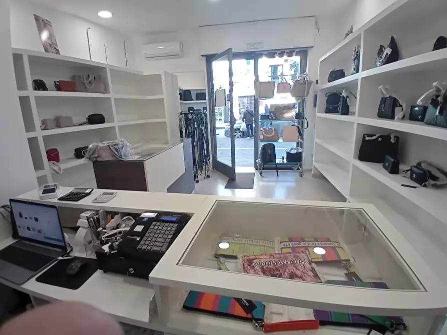 Immagine 4 di Negozio in affitto  465 a Casalnuovo Di Napoli