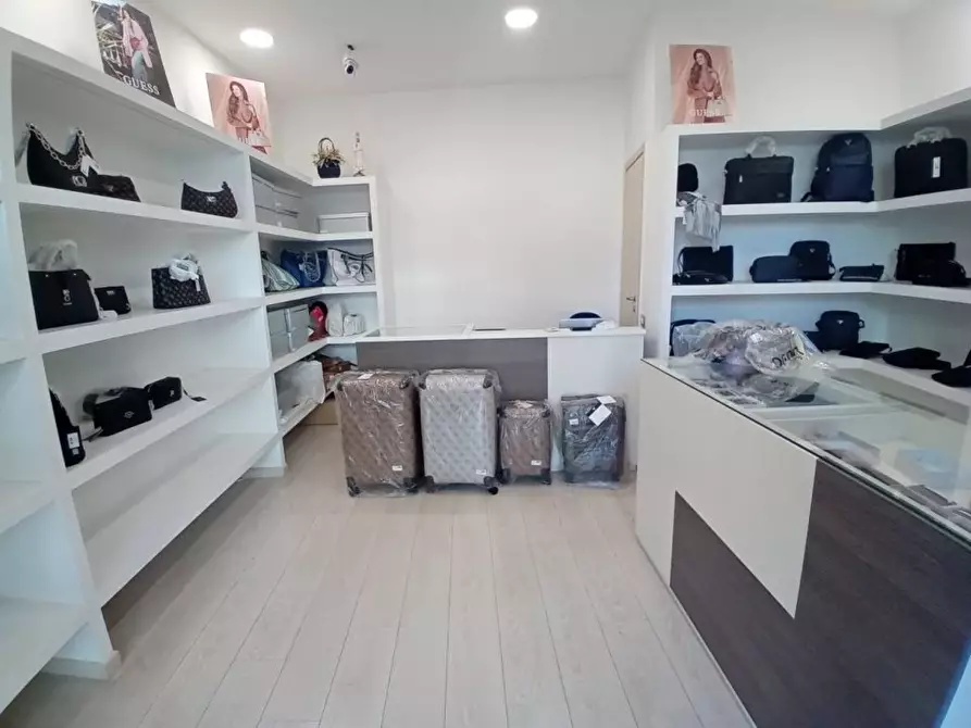 Immagine 5 di Negozio in affitto  465 a Casalnuovo Di Napoli