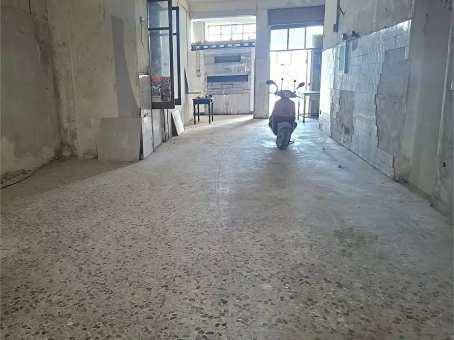 Immagine 9 di Negozio in affitto  a Boscotrecase