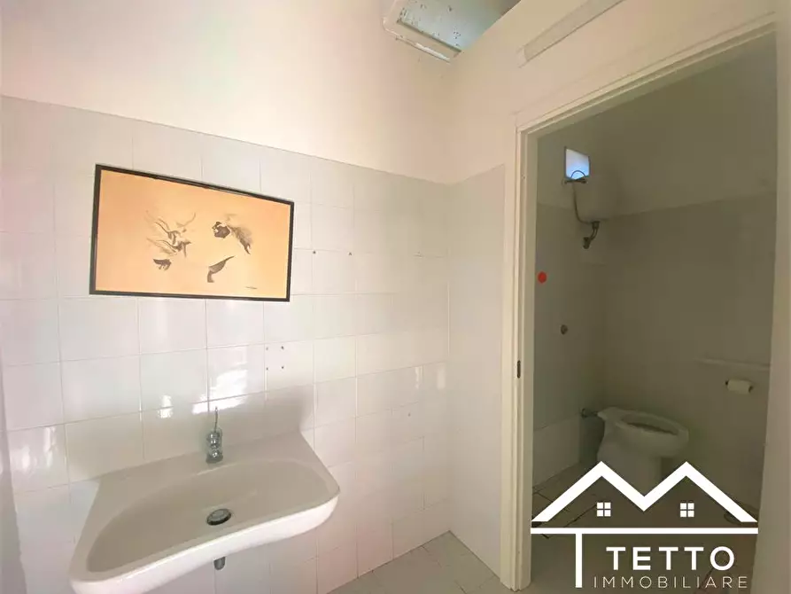 Immagine 10 di Negozio in affitto  16/B a Forano