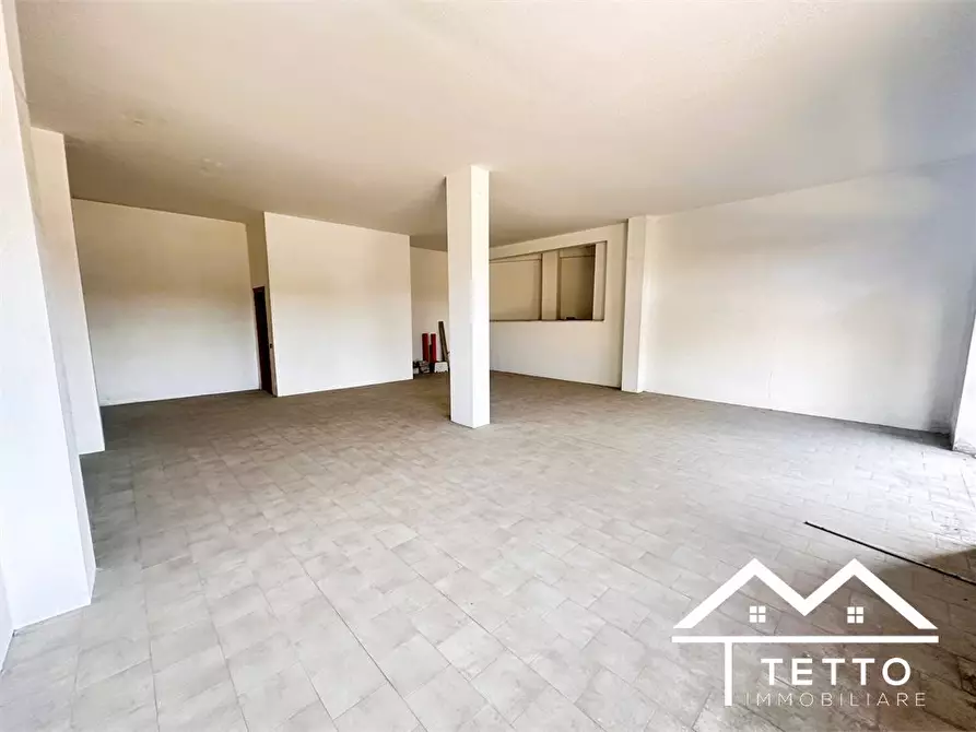 Immagine 2 di Negozio in affitto  10 a Forano