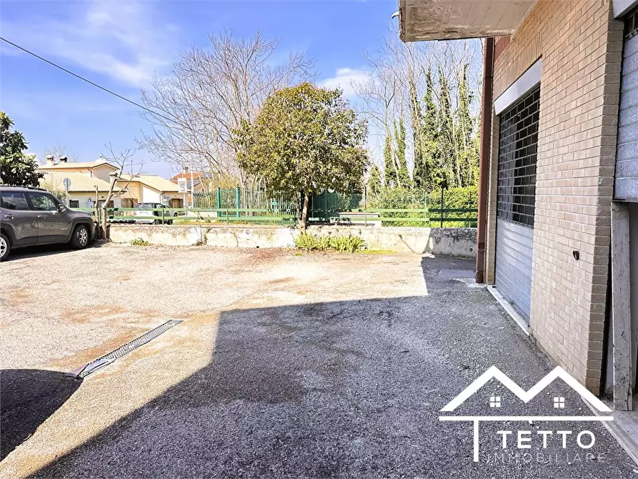 Immagine 8 di Negozio in affitto  10 a Forano