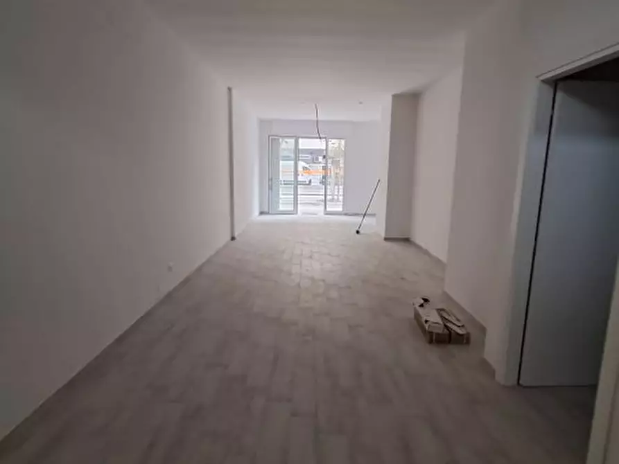Immagine 2 di Negozio in affitto  a Pescara