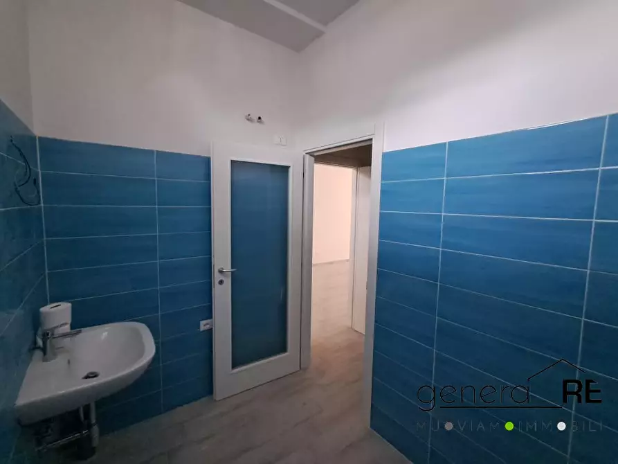 Immagine 7 di Negozio in affitto  a Pescara