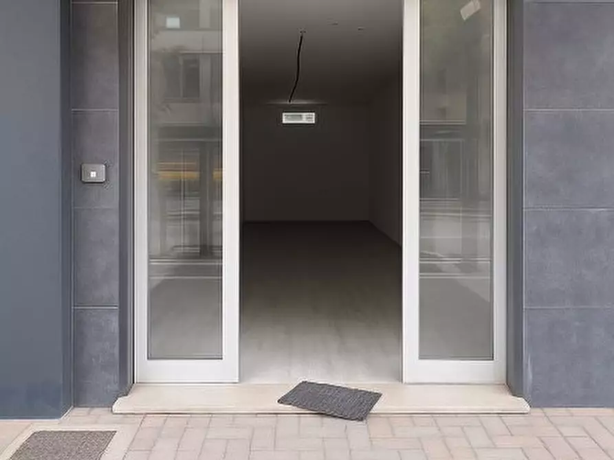Immagine 1 di Negozio in affitto  a Pescara