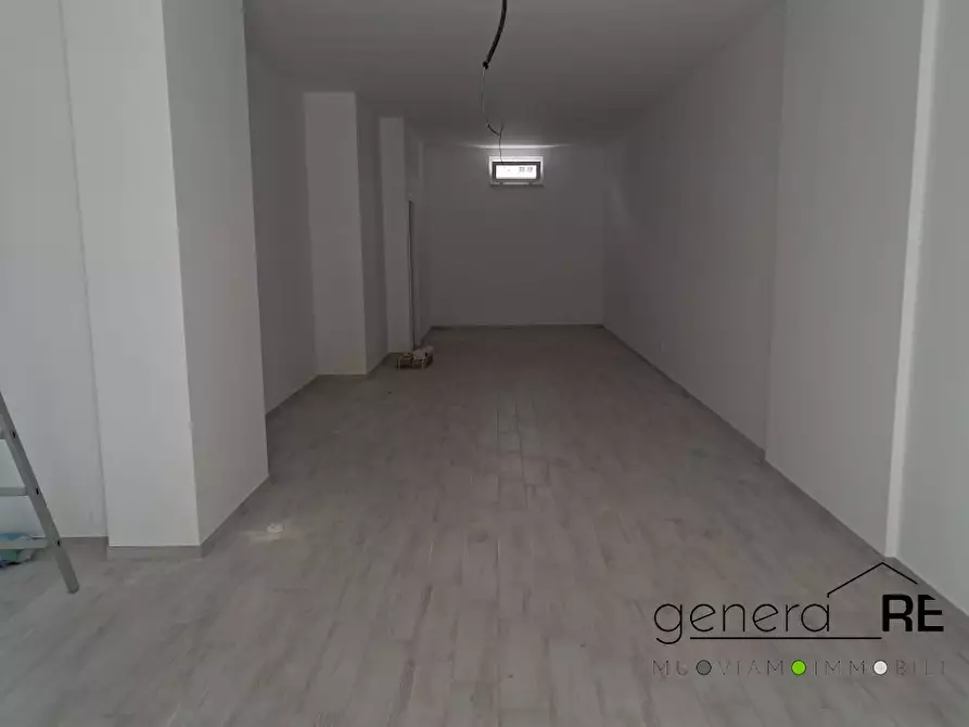 Immagine 3 di Negozio in affitto  a Pescara